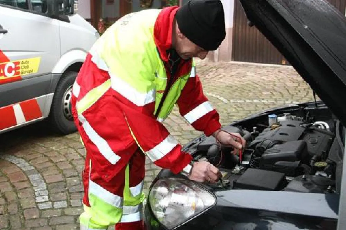 (c) ACE-Pannenhelfer ist mit Starthilfe im Einsatz