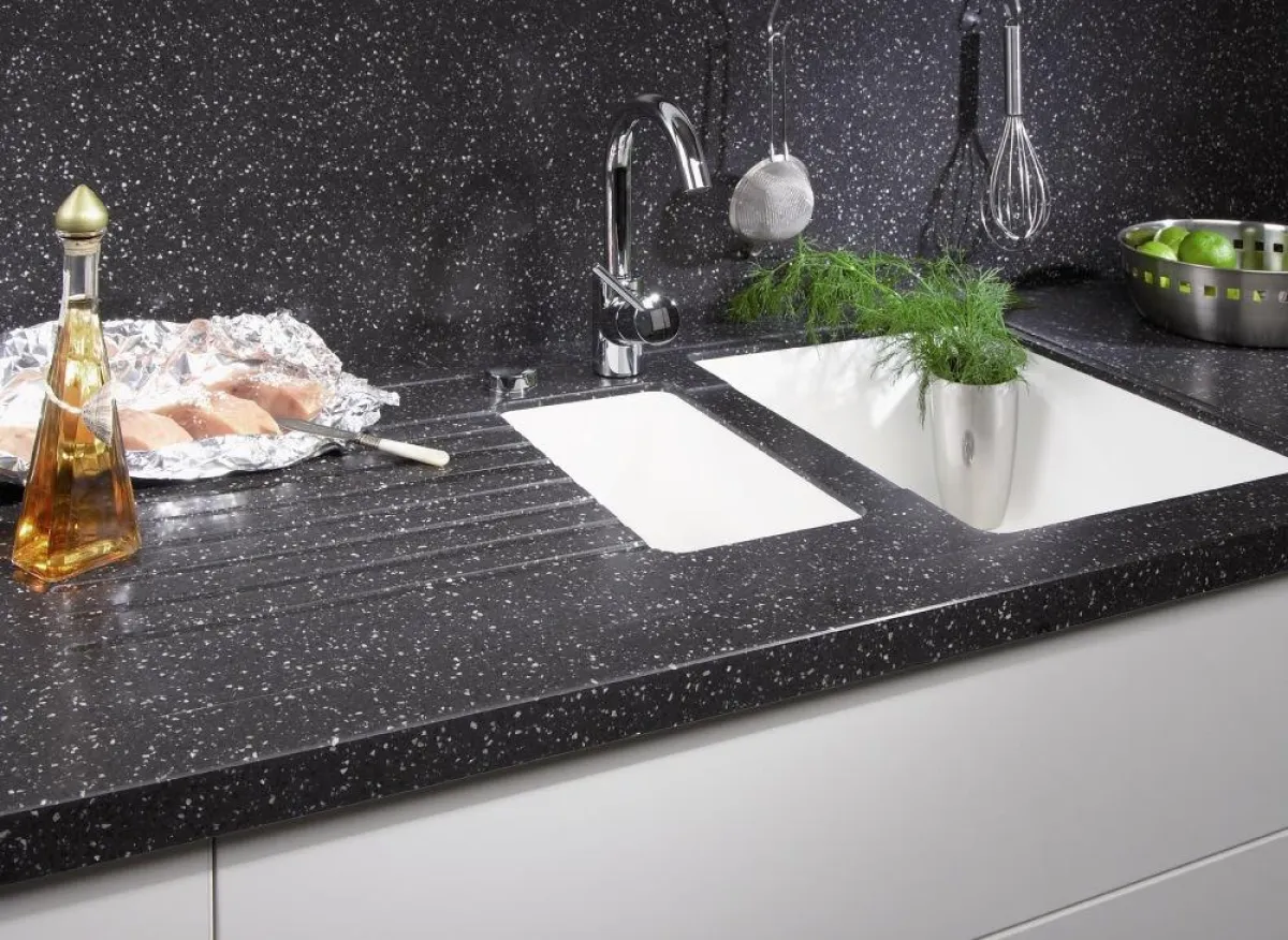 GetaCore im Einsatz als Küchenelement mit flächenbündig eingebautem Spülbecken