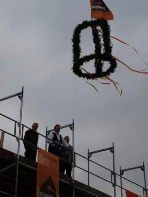 Richtkrone weht über ehemaligem Nutzviehhof Bild: Richtkrone weht über ehemaligem Nutzviehhof