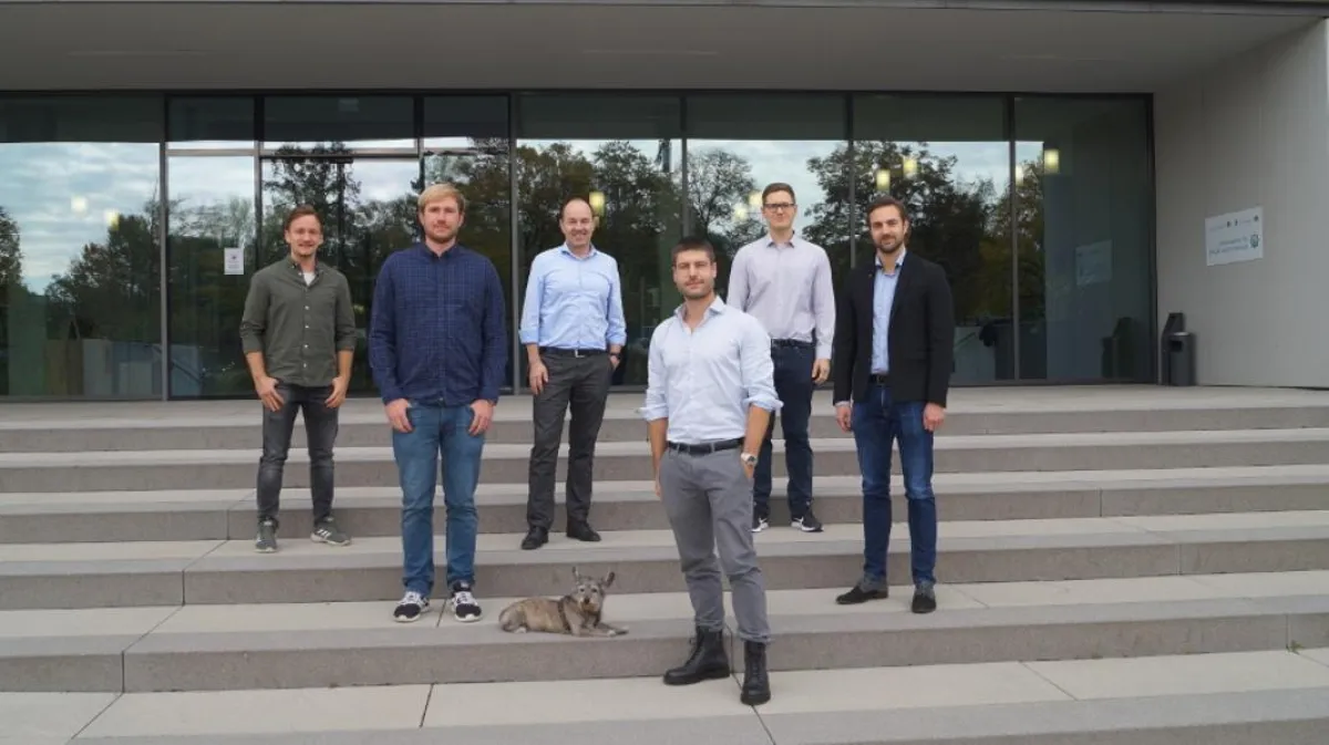 Fünf Gründer von Futuro Farming mit TechBase Geschäftsführer Alexander Rupprecht (Mitte hinten)