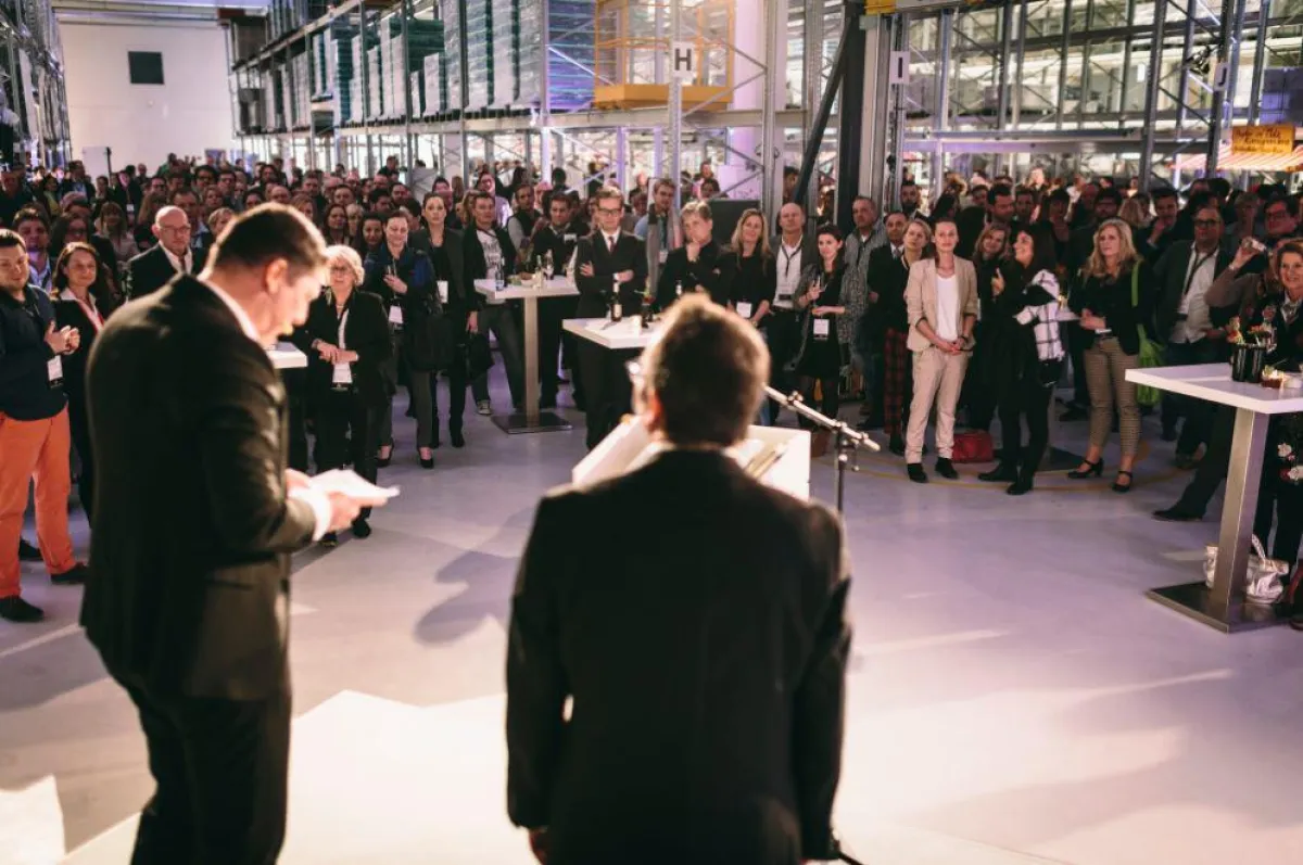 Die beiden Geschäftsführer von Party Rent Berlin, Stephan Mahnecke und Thorsten Geitel, begrüßen die