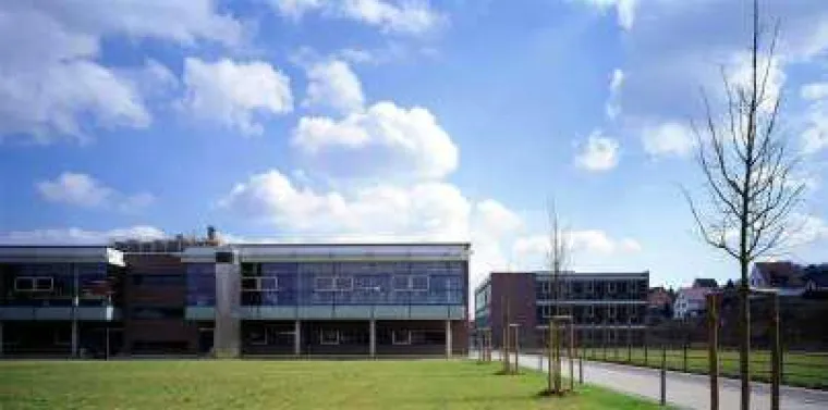 Bild: Apotheker und PTA gleichzeitig auf dem Campus unterwegs