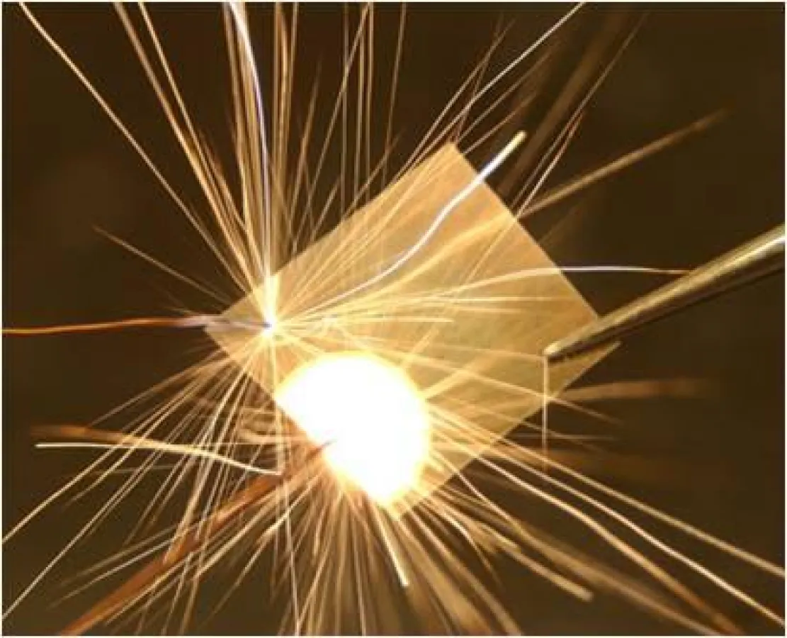 Reaktive Nanofolie bei der Reaktion