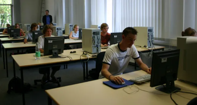 Auftakt für elektronische Klausur am Rheinischen Bildungszentrum Köln - Note sofort per Klick verfügbar Bild: Auftakt für elektronische Klausur am Rheinischen Bildungszentrum Köln - Note sofort per Klick verfügbar