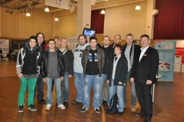 Bild: Schulterschluss zwischen alter und neuer digitaler Welt