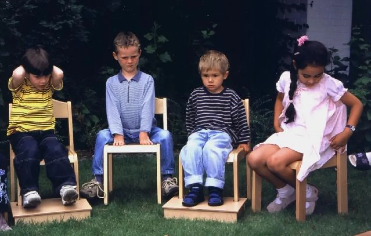 Mit Hilfe der Fußablage Treppi strecken Kinder beim Sitzen ihren Rumpf, Ober- und Unterschenkel bilden einen 90-Grad-Winkel und die natürliche Krümmung der Wirbelsäule bleibt erhalten ? wie hier beim 