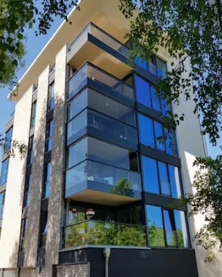 Bild: Balkonverglasungen erweitern den Lebensraum