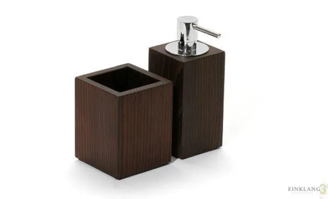 Bild: Hell oder Dunkel? Hochwertige Echtholz-Accessoires machen aus dem heimischen Badezimmer stilvolles Home-Spa