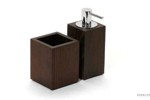 Bild: Hell oder Dunkel? Hochwertige Echtholz-Accessoires machen aus dem heimischen Badezimmer stilvolles Home-Spa