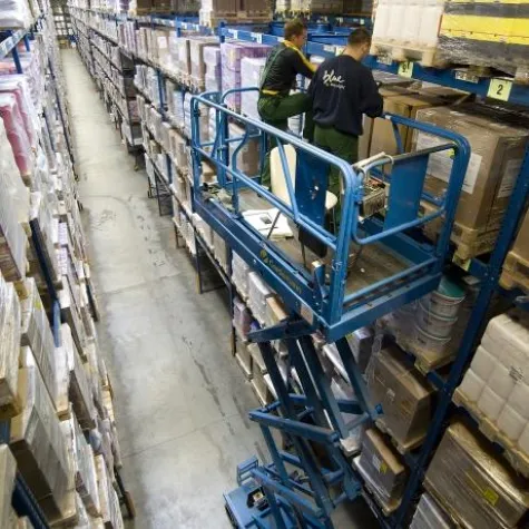 Bild: Inventur im Hochregal: Scheren-Arbeitsbühnen als Alternative zum Gabelstapler