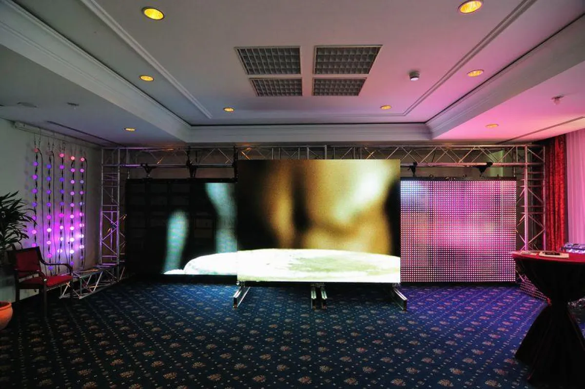 von l. n.r.: Chinese balls, FLED 11mm Pixel Pitch, Barco NX6 Black 6mm Pixel Pitch, Spider 40mm Pixel Pitch outdoorfähig