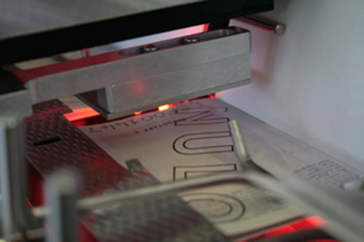 Lasern der Identifikationsnummer eines elektronischen Reisepasses.