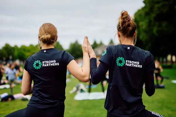 Bild: Universität Münster lädt zum Sundowner-Yoga-Picknick ein