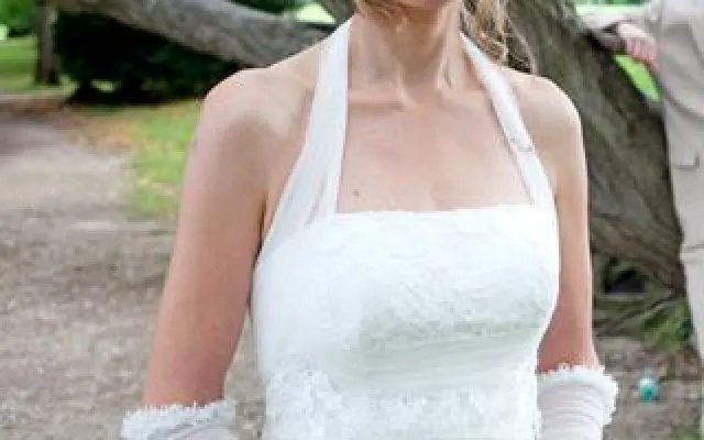 Bild: Glück, glücklicher: Auf der Suche nach dem Superlativ von „Hochzeit“, Brautkleid-Versteigerung für guten Zweck