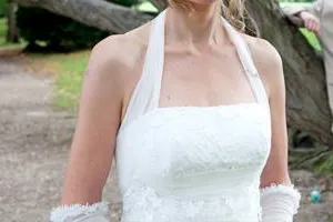 Glück, glücklicher: Auf der Suche nach dem Superlativ von „Hochzeit“, Brautkleid-Versteigerung für guten Zweck Bild: Glück, glücklicher: Auf der Suche nach dem Superlativ von „Hochzeit“, Brautkleid-Versteigerung für guten Zweck