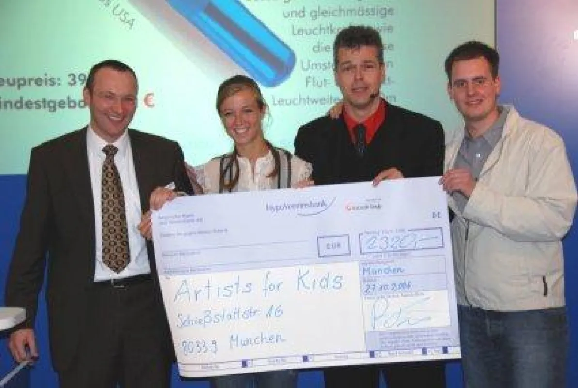 v.l.n.r.: Peter Treutlein (Trovarit AG), Nina Eichinger, Stephan Ehlers (Moderator, Auktionator), Andreas Wiegner (Artists for Kids)