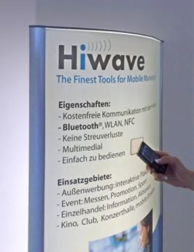 Zukunft zum Anfassen: Hiwave präsentiert erstmals interaktives \"Poster-to-Mobile\" mit NFC-Technologie Bild: Zukunft zum Anfassen: Hiwave präsentiert erstmals interaktives \"Poster-to-Mobile\" mit NFC-Technologie