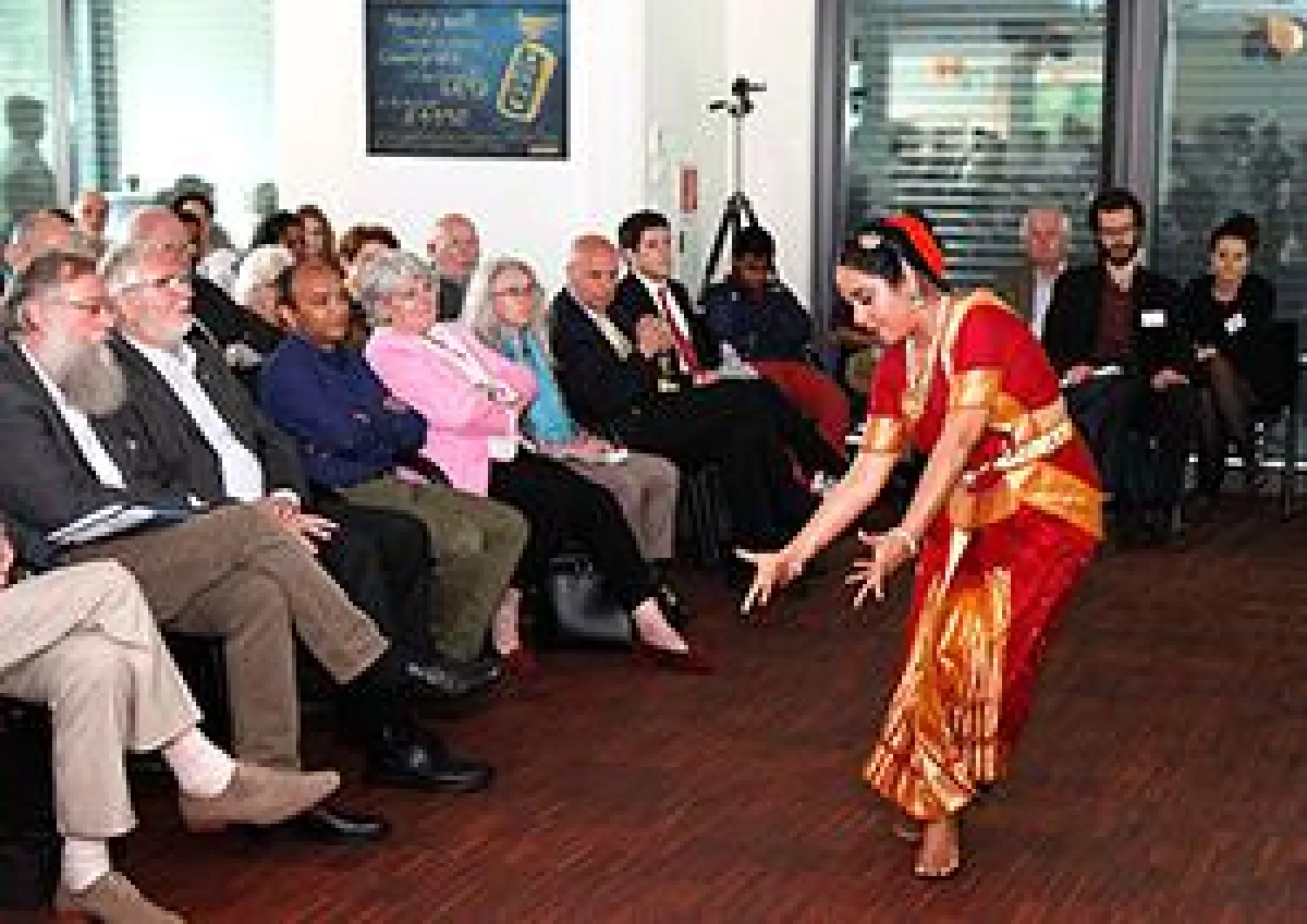 Bharathi Avireddy zeigt ihren Bharathanatyam-Tanz zur NETZ-Jubiläumsfeier. Shaheen Dill-Riaz (3. von
