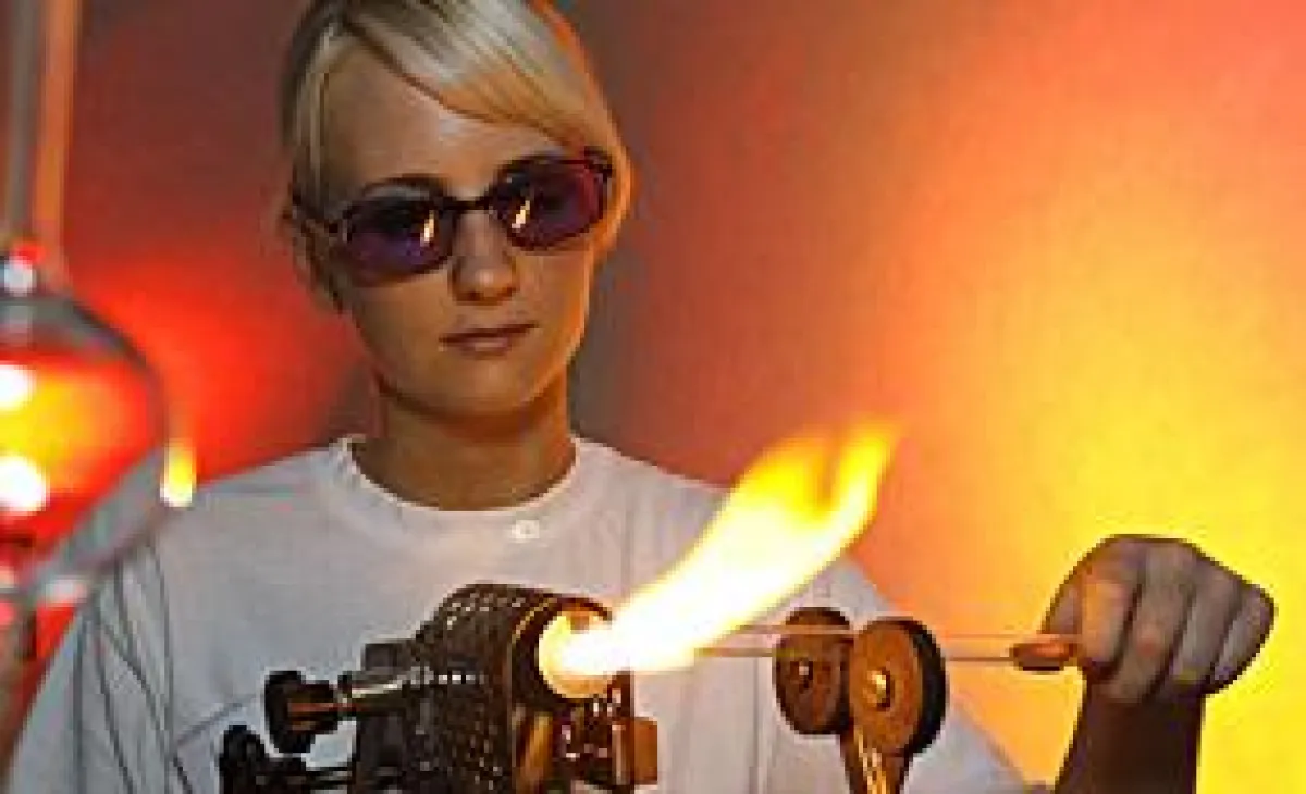 Kyra Wange, Auszubildende Glasapparatebau, zeigt die Faszination von Quarzglas und Flamme