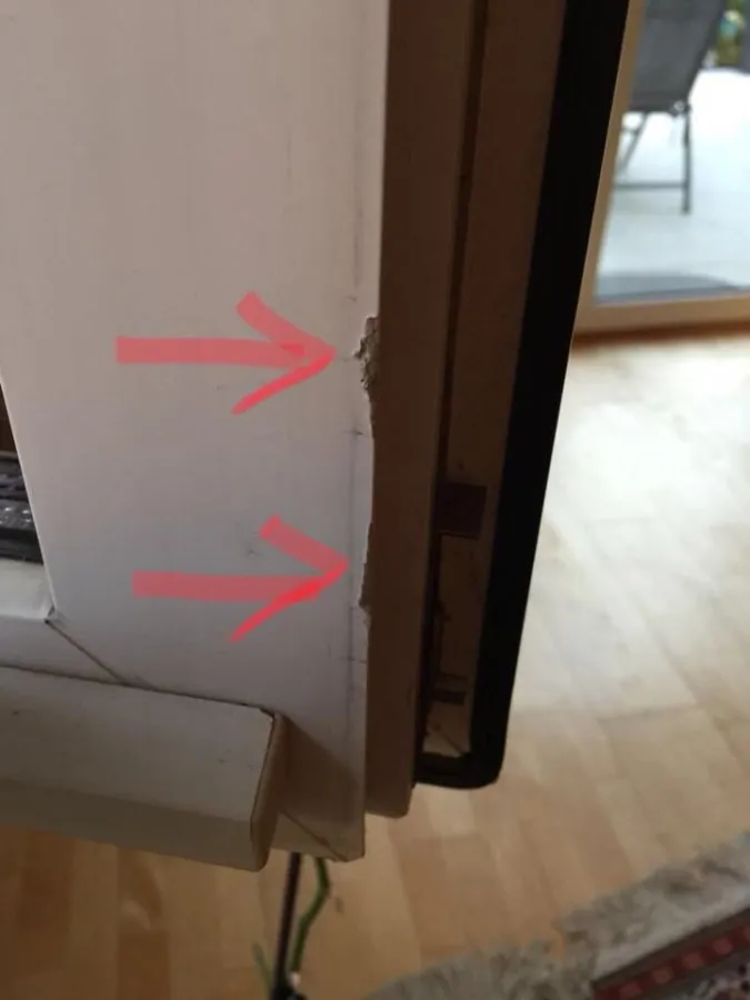 Hebelspuren am Seitenfenster