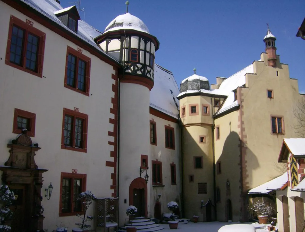 Der winterliche Burghof der Gamburg