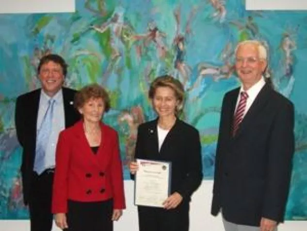 Bild: Ministerin von der Leyen mit dem HumanAward 2008 ausgezeichnet