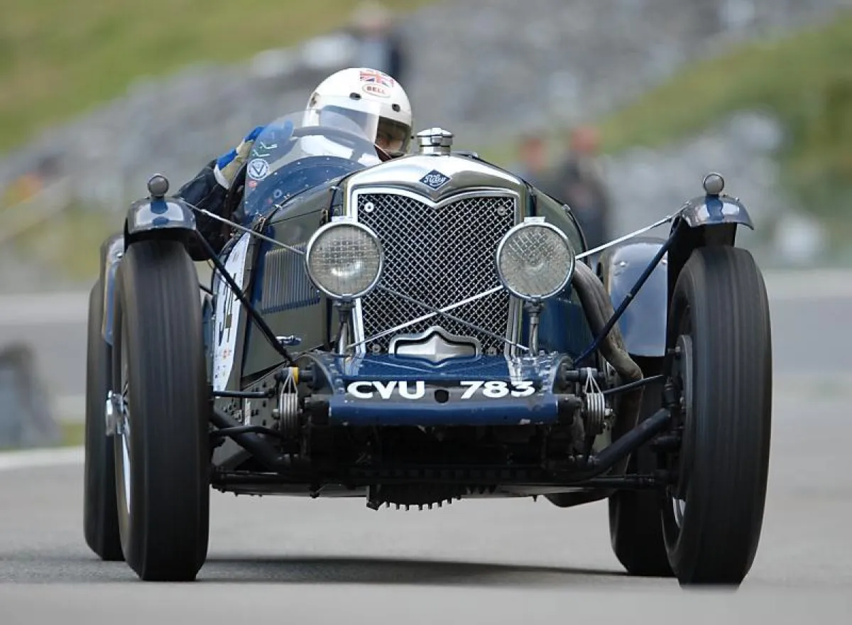 Ein Riley TT Spirit BJ 1936, live beim Steinbock-Bergrennen zu erleben.