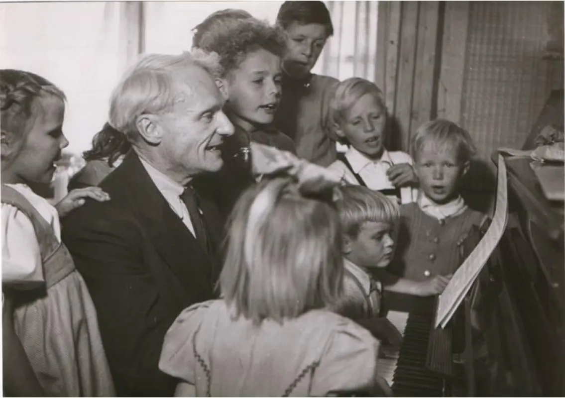 Kinderdorf-Gründer Dr. Erich Fischer musiziert im Kreis seiner \