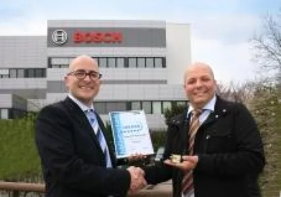 IDS liefert die einhunderttausendste Kamera aus Bild: IDS liefert die einhunderttausendste Kamera aus