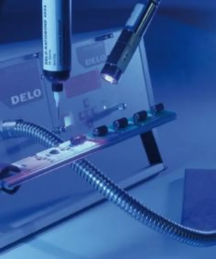 Bild: Klebstoffaushärtung mit DELOLUX 80