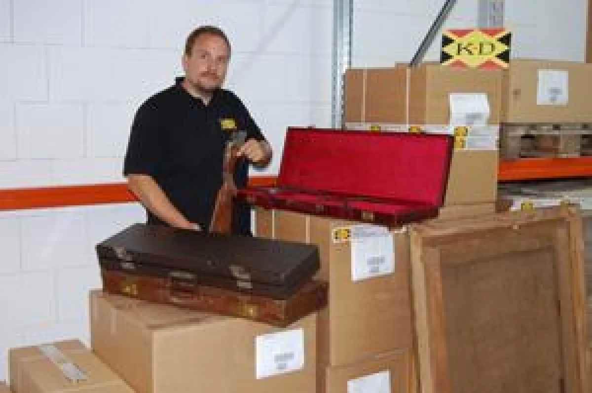 Bilder, Waffen und Antiquitäten sicher einlagern: Thomas Dachsbacher (K-D Handels- und Pfandhaus GmbH) prüft das Aufbewahrungsgut.