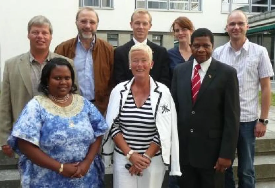 Vorstand der DMG sowie der stellvertretende Botschafter Malawis (Dr. Meinhardt, Meinhardt, Hess, Bertels-Heering, Müller, Rösel, Kumbambe, Hackenforth)
