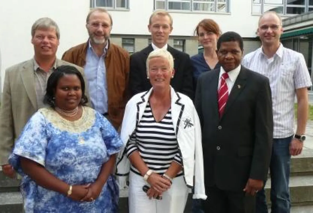 Vorstand der DMG sowie der stellvertretende Botschafter Malawis (Dr. Meinhardt, Meinhardt, Hess, Bertels-Heering, Müller, Rösel, Kumbambe, Hackenforth)