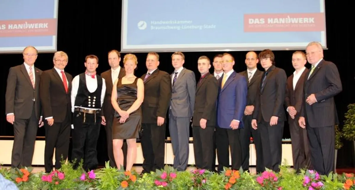 Die jahrgangsbesten Meister mit Kammerpräsident Sander (r) und Kammerhauptgeschäftsführer Bünten (l)