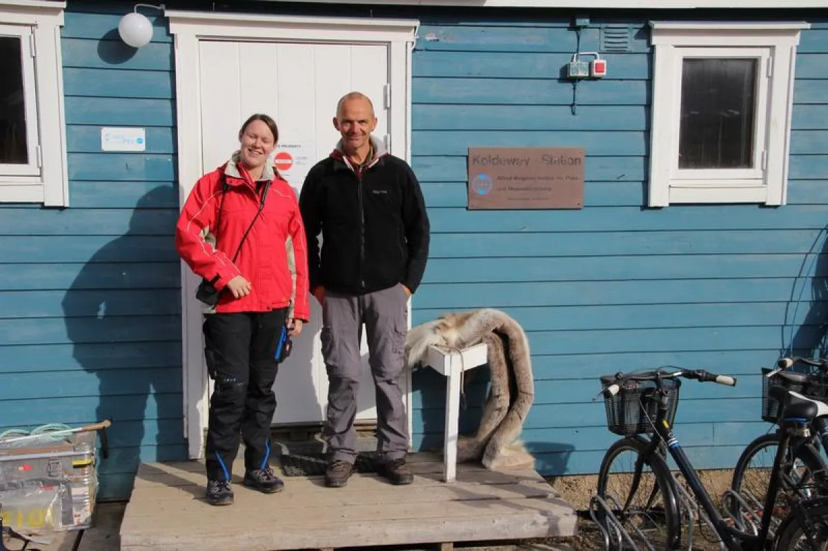 Prof. Karsten und Doktorandin Nadine Borchhardt vor der      Deutsch-Franzözischen AWIPEW Station, Ny-Alesund, SPitzbergen ()
