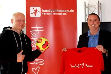 handballhessen.de präsentiert ehemaligen Bundestrainer Dago Leukefeld bei Jugendcamp Bild: handballhessen.de präsentiert ehemaligen Bundestrainer Dago Leukefeld bei Jugendcamp