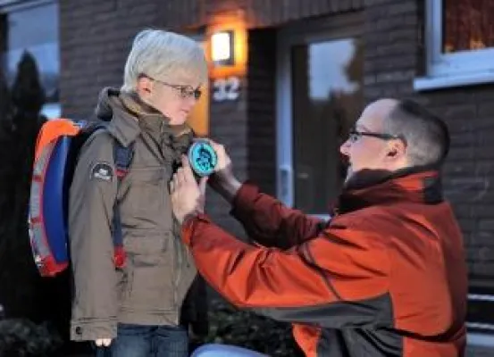 Bild: Mehr Sicherheit für Schulkinder/ Mit dem EL-Kit von Hama und Evonik können Schulranzen aktiv leuchten