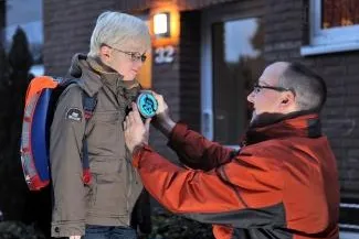 Bild: Mehr Sicherheit für Schulkinder/ Mit dem EL-Kit von Hama und Evonik können Schulranzen aktiv leuchten