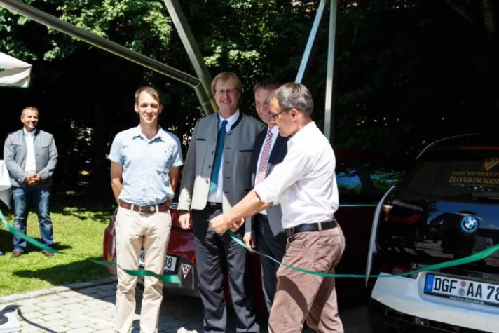 Bild: Die Energie der Sonne tanken: Solar-Carport mit E-Tankstelle eröffnet