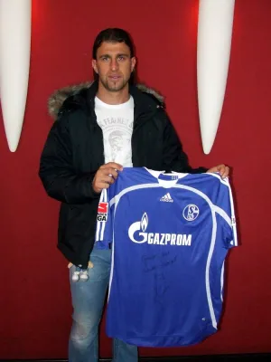 Bild: HeartKick 2008: Schalke Kapitän Marcelo Bordon spendet Trikot vom Stuttgart-Spiel