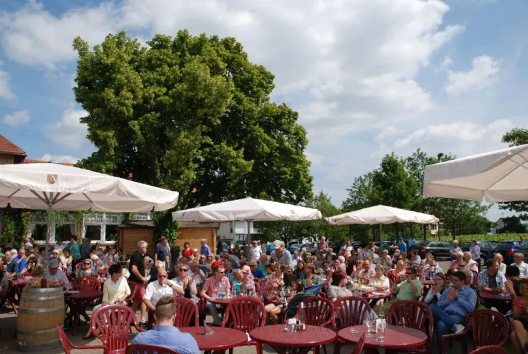 „Maifest unter den Linden“ im Weinland Königsbach-Neustadt Bild: „Maifest unter den Linden“ im Weinland Königsbach-Neustadt