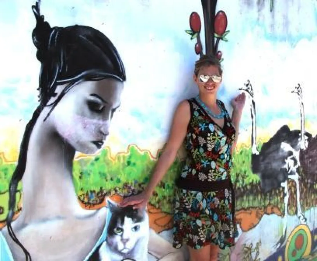 Martina Hirschmeier bewundert die Wandmalereien, mit denen die Einwohner ihre Hauswände schmücken.