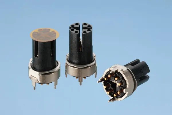 ERNI mit neuem M12-Gigabit-Ethernet-Steckverbinder mit bis zu 10 Gbit/s Bild: ERNI mit neuem M12-Gigabit-Ethernet-Steckverbinder mit bis zu 10 Gbit/s