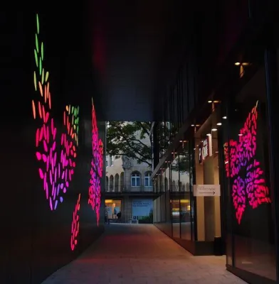 Bild: Attraktive Passage im Bülow Carré in Stuttgart: Beleuchtetes Blattwerk als gestanztes Kunstwerk