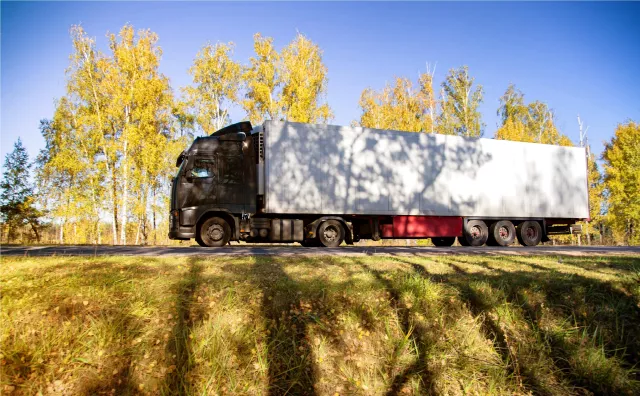 Von Kroatien nach Deutschland: Der spezialisierte LKW-Transport von hängenden Textilien Bild: Von Kroatien nach Deutschland: Der spezialisierte LKW-Transport von hängenden Textilien