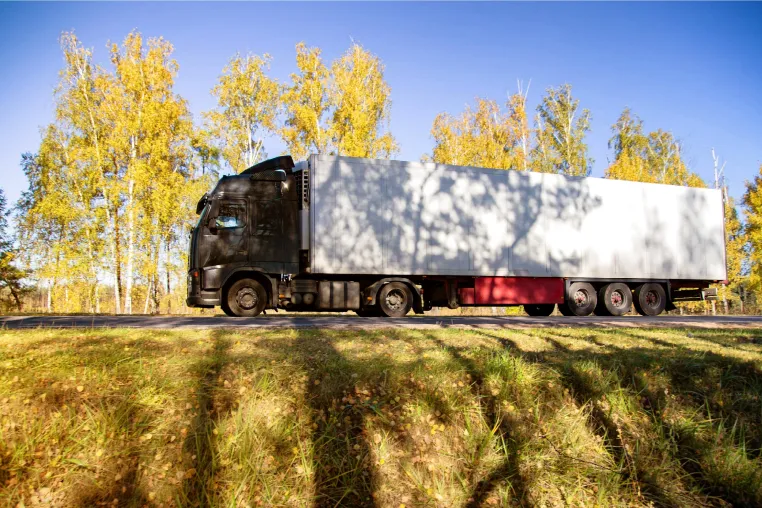 Von Kroatien nach Deutschland: Der spezialisierte LKW-Transport von hängenden Textilien Bild: Von Kroatien nach Deutschland: Der spezialisierte LKW-Transport von hängenden Textilien
