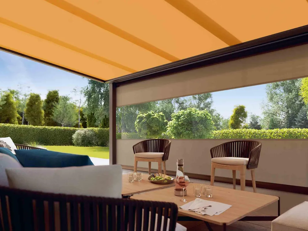 Manche Markisenmodelle, wie z. B. von markilux, schützen auch vor leichtem Wind und moderatem Regen.