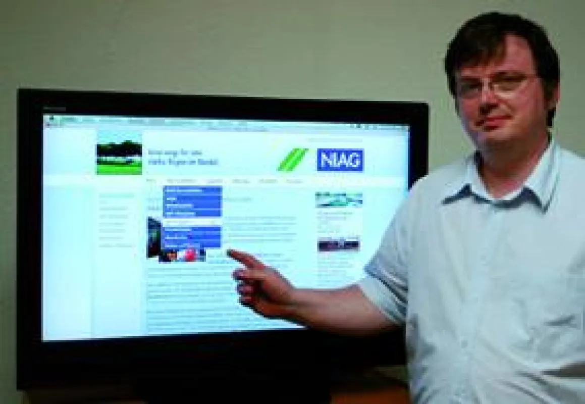 Der IT-Experte der KLXM Crossmedia GmbH Thomas Skerbis bei der Präsentation des neuen Internetportals der Niederrheinischen Verkehrsbetriebe NIAG