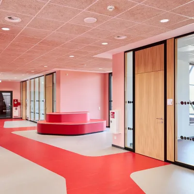 Bild: Markenführung zum Anfassen: R211 übersetzt Corporate Design in Leit- und Orientierungssysteme für Markenräume