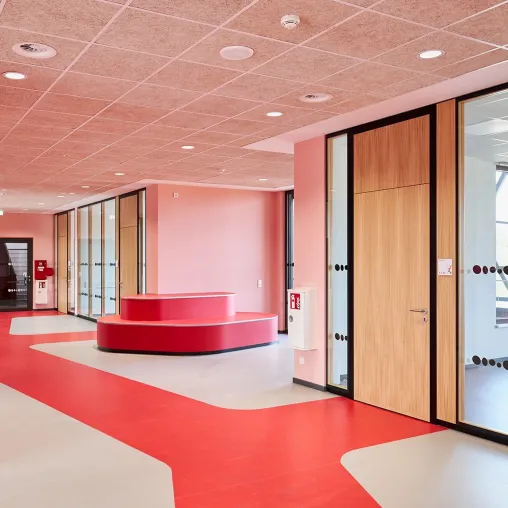 Bild: Markenführung zum Anfassen: R211 übersetzt Corporate Design in Leit- und Orientierungssysteme für Markenräume